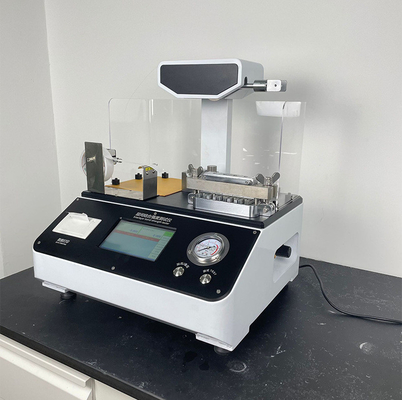 Error de indicación exacta ± 1J / M2 Máquina de ensayo universal en 500m × 400cm × 650mm Tamaño