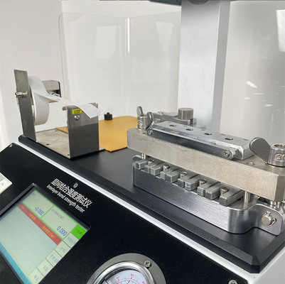 Error de indicación exacta ± 1J / M2 Máquina de ensayo universal en 500m × 400cm × 650mm Tamaño